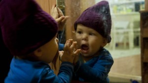 Zimowa zabawa dla rocznego dziecka czapki