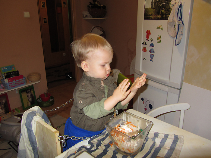 roczne dziecko pomaga w kuchni, learning tower, mały kucharz, w kuchni z dzieckiem