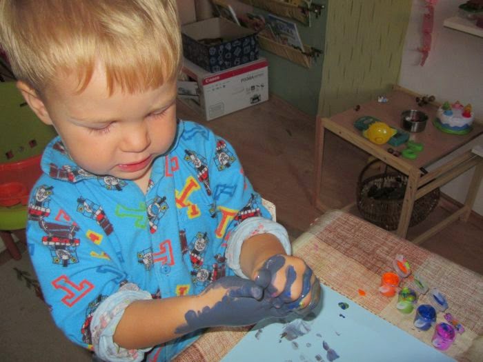 malowanie farbami, trzylatek maluje, malowanie jako proces