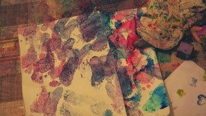 malowanie z folią bąbelkową, zabawa sensoryczna z folią bąbelkową, farby i folia bąbelkowa