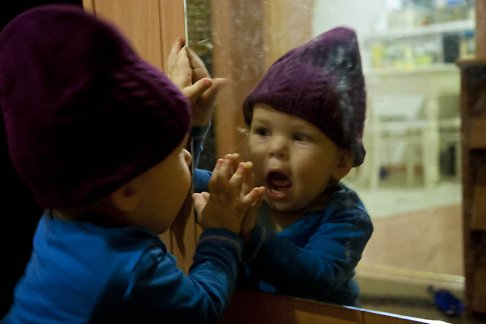 Zimowa zabawa dla rocznego dziecka czapki