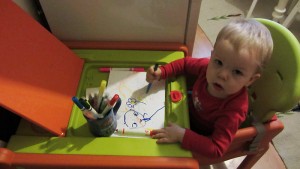 dziecko flamastry roczniak maluje, stolik do rysowania