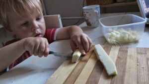 trzylatek pomaga w kuchni, dziecko w kuchni
