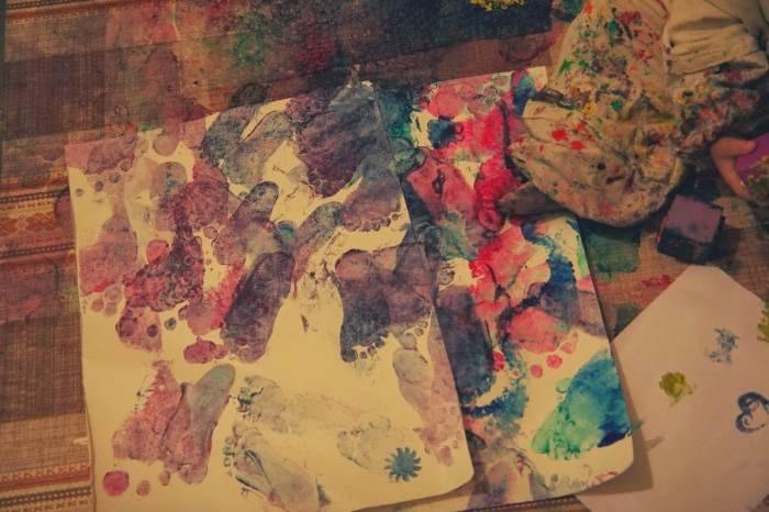 malowanie z folią bąbelkową, zabawa sensoryczna z folią bąbelkową, farby i folia bąbelkowa